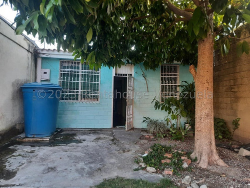 Casa En Venta En Urb. Vallecito, San Juan De Los Morros. 24-9039. Lln