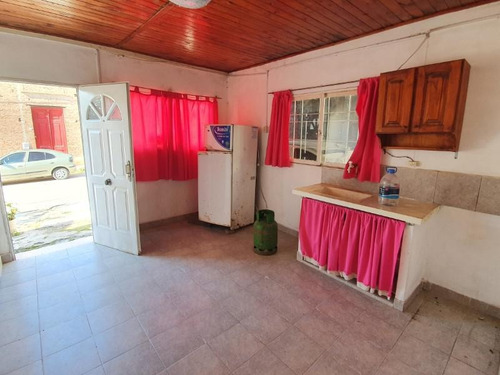 Imagen 4 de 13 de Dos Casas De Un Dormitorio Cochera Y Jardín ! Laprida Y Catamarca
