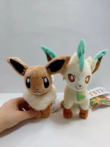 Eevee Evoluções Kit Com 2 Pelúcias Pokemon Eevee E Leafeon em Promoção na  Americanas