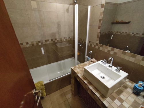 Casa De Cuatro Ambientes, En Venta - Haedo -