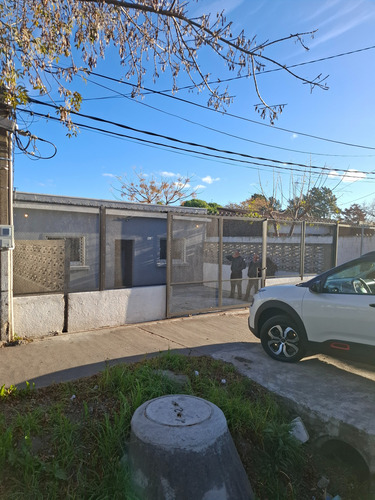 Casa Dos Dormitorios Frente Cochera