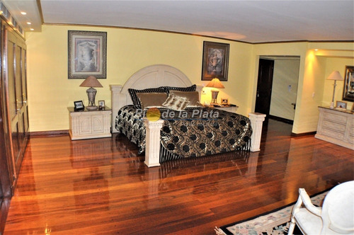 Importante Residencia A 700 Mts De Playa Mansa.- Ref: 11079