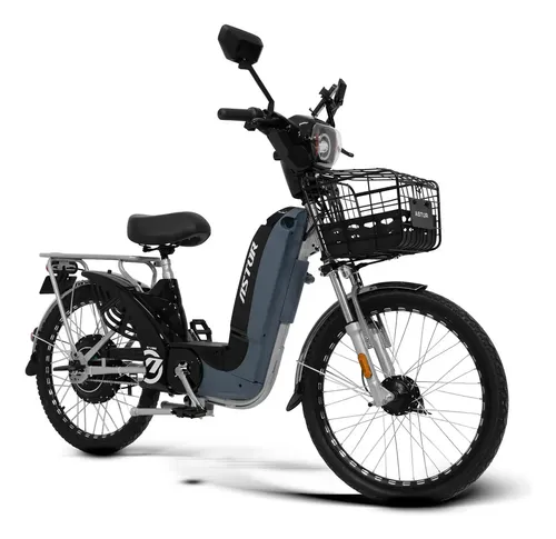 Bicicleta elétrica Astur 800W preta e cinza com cesta frontal e suspensão, vista frontal lateral em fundo branco.