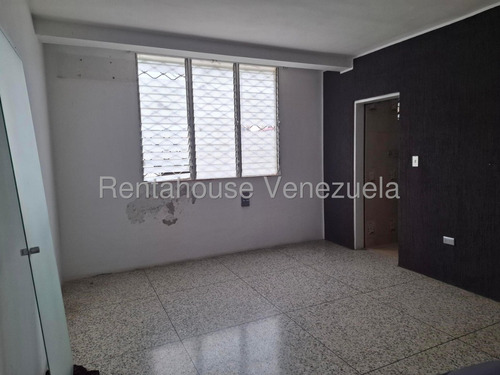 María Martínez Te Ofrece En Alquiler Este Espacioso Local Comercial Al Este De Barquisimeto, Piso De Granito, Área De Cocina, Ideal Para Centro Médico, Estético, Oficinas, Seguridad 24/7.