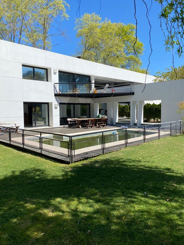 Casa En Venta En Abril Club De Campo