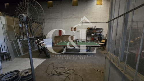 Venta Gran Propiedad: 2 Locales + 2 Galpones + Departamento