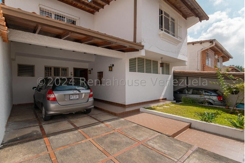 Casa En Venta Con Vista En Calle Cerrada Con Vigilancia Los Naranjos Caracas 24-15561 Mr.