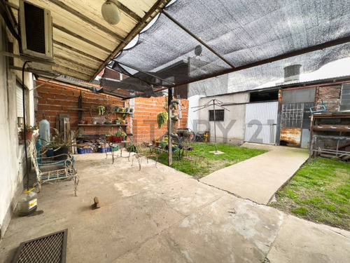 Casa En Venta De 3 Dormitorios Y Cochera. Calle 39 E/ 132 Y 133 - La Plata Vivienda Ubicada A ...