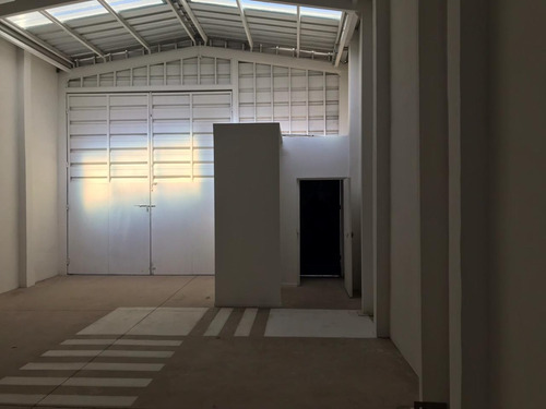 Arriendo De Bodega 700m2 Con Excelente Conexión En Santiago
