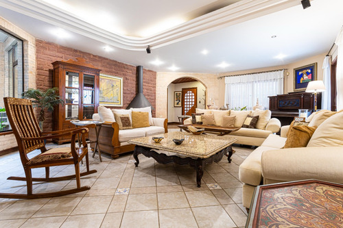 Residencia Exclusiva - Bo. Mcal Lopez - Venta