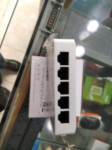 Imagen 4 de 7 de Switch De Red 100/1000 Mbps 5 Puertos Hikvision Ds-3e0505d-e