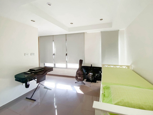 Imagen 7 de 14 de Imponente Propiedad En Venta, En Saint Thomas Este, Canning.