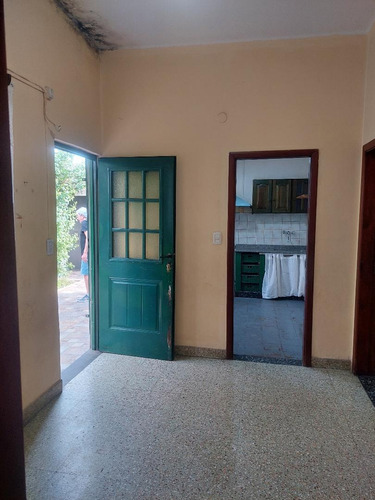 Casa En Lote Propio Con 2 Dormitorios, Entrada Auto, Jardín, Terreno, Lavadero Cubierto, Amplio Galpón