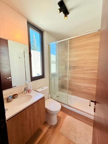 Arriendo Moderna Casa En Condominio Valle Escondido 3d+4b