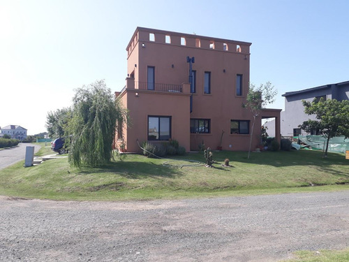 Hermosa Casa 5 Amb Con Piscina Sobre Lote De 980 M2 Barrio 2 Plantas Santa Rita