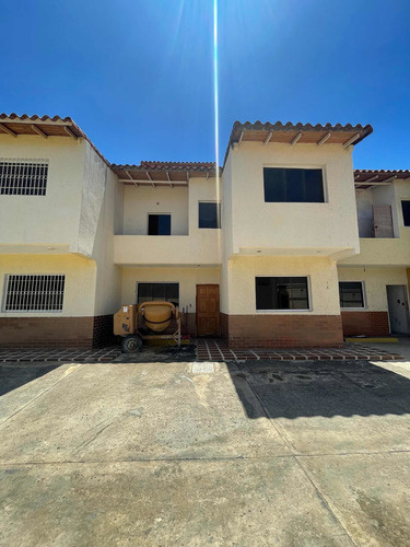 Imagen 2 de 18 de Town House En Venta En Nueva Barcelona El Cr Katuarito E