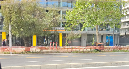 Excelente Local En Placa Comercial ,73.95 Mts2 , Las Condes.