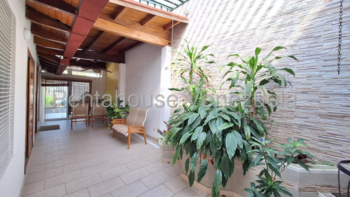 Hermosa Casa, Con Excelente Distribución Y Amplios Espacios Listos Para El Disfrute De La Familia. Fácil Mantenimiento Y Con Excelente Ubicación En Una De Las Mejores Urbanizaciones De Valencia
