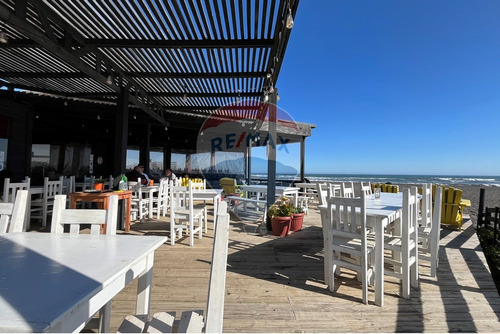 Local Con Clientes En Primera Linea De La Playa