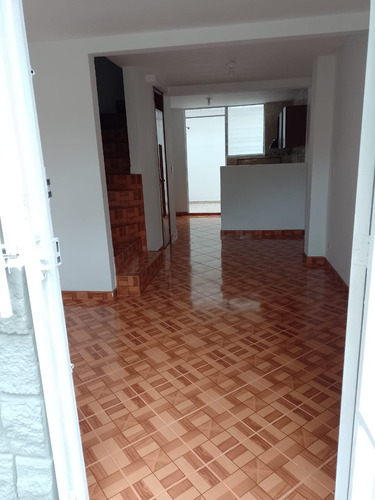 La Casa Consta De 3 Pisos, Urbanización Abierta Con:  3 Habi