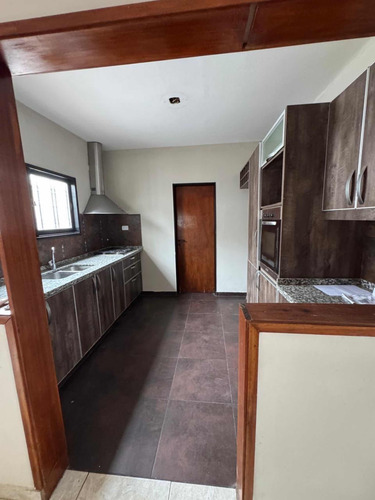 Casa De 4 Dormitorios 3 Baños En Barrio Centenario
