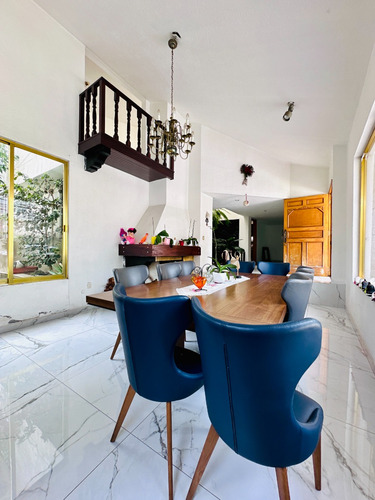 Amplia Casa Con Jardín