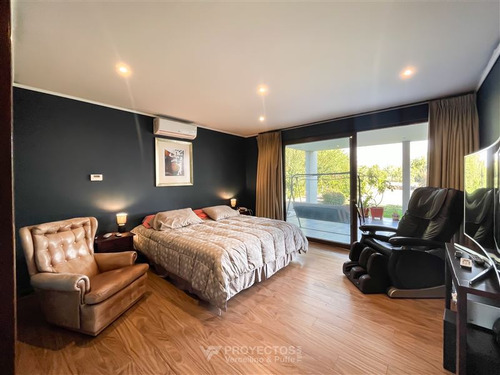 Casa En Venta De 5 Dorm. En Colina