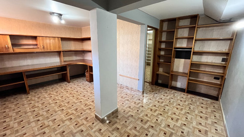 Casa De 4 Pisos En Rojas Magallanes, Avda. La Florida
