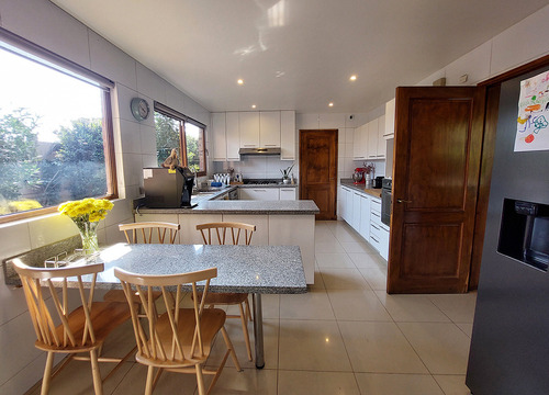 Casa Chilena | 5 Dormitorios + Estar Y Servicio