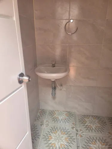 Casa Remodelada Tiene Un Cuarto Que Sirve Como Local O Habitación Con Baño Privado