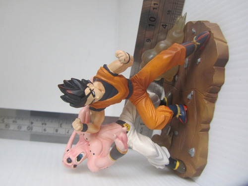Dragon Ball Gohan Enfrentando A Majin Bu Codazo Mortal