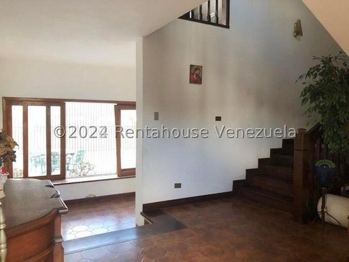 Tg Excelente Casa En Venta En Santa Paula Con Terraza Y Hermosa Vista, Calle Cerrada. 24-28413 Ys