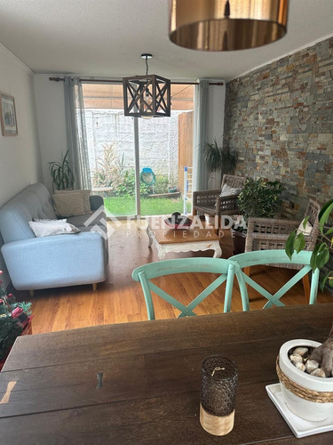 Casa De 3 Pisos En Pasaje Cerrado En Venta. En Ñuñoa