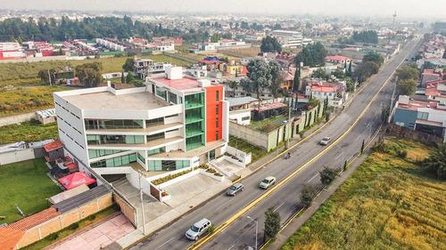 Edificio De Oficinas En Vía Principal Con Vista Panorámica