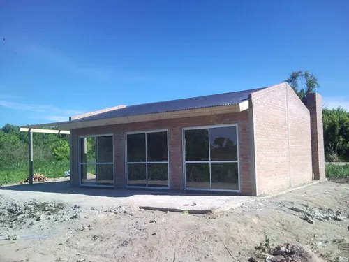 Si Tenés Un Terreno, ¡esta Publicación Es Para Vos! Cómoda Casa Estilo Chalet, De Dos Dormitorios, A Construir Íntegramente En Ladrillos. No Son Prefabricadas.