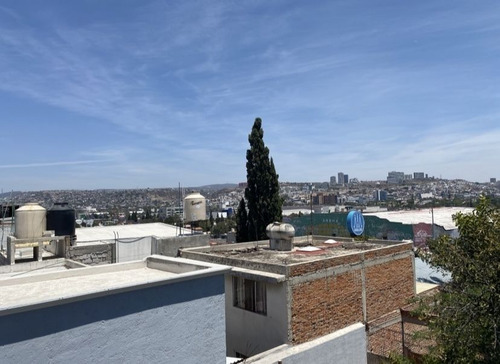 Propiedad Con 710 M2 Terreno, 327 M2 Construcción, Col Sta Catarina, Queretaro