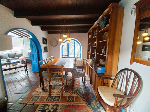 Estilo Colonial Con Gran Terreno Y Lindas Vistas