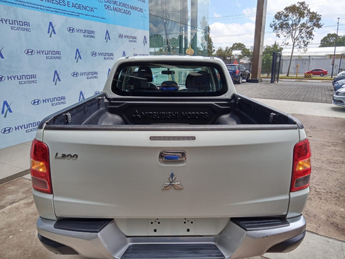 Imagen 6 de 12 de Mitsubishi L200 2018 2.4 Cabina Doble 4x2 Mt