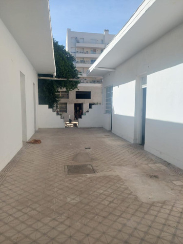 Amplia Casona Para Uso Comercial B° General Paz