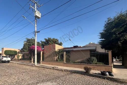 Casa En Chapultepec: 1 Piso, Confort Y Amplitud.
