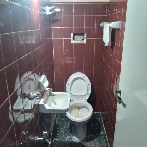 Imagen 10 de 18 de Local Amplio Con Oficina Con Baño Y Dos Vestuarios Con Baños Fondo Libre Con Parrilla.