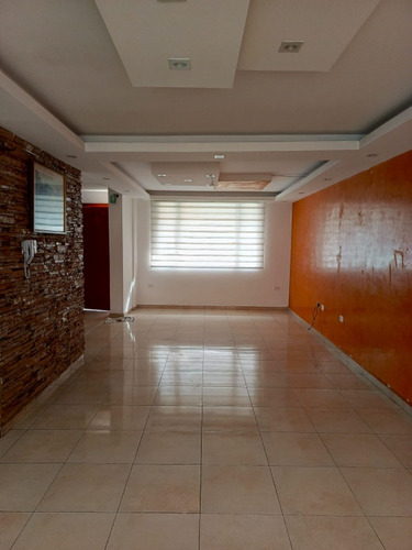 Bonita Casa De Doble Planta Dentro De Un Conjunto Residencia