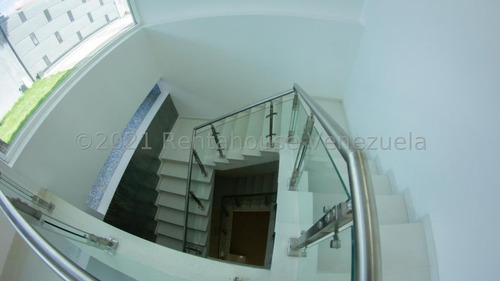Imagen 8 de 14 de Casa En Venta En Cumbres De Curumo 21-25149 Carolina Fermoso 0424-2083128