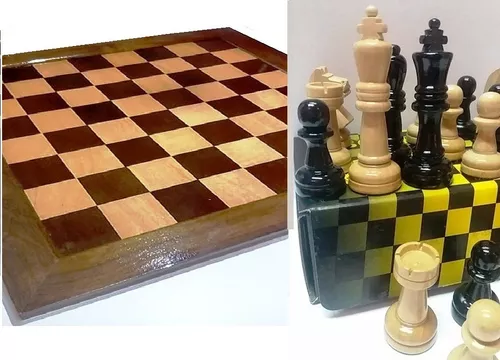 Peças de madeira brancas e pretas em um tabuleiro de xadrez um