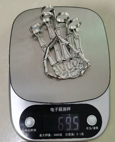 Un Diseño De Anillo De Mano De Esqueleto De Juguete Para Dis