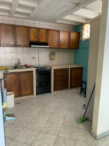 Imagen 10 de 19 de Apartamento En Venta De Oportunidad Juan Griego Edificio La Galera