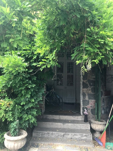 Casa En Venta En Pasaje Cerrado, Excelente Estado !!