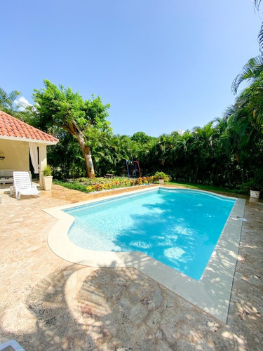 Hermosa Villa En Alquiler De 3 Habitaciones, En Juan Dolio- Metro Country Club.