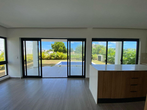 Casa En Alquiler En Vista Cana, Punta Cana, 292m2.