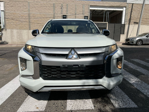 Mitsubishi L200 2.4 Cabina Doble 4x2 Mt
